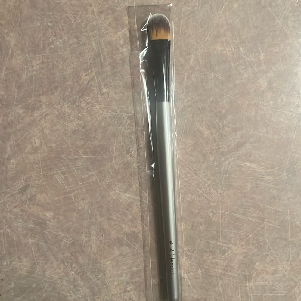 NIP- #4 blender brush- great for concealer